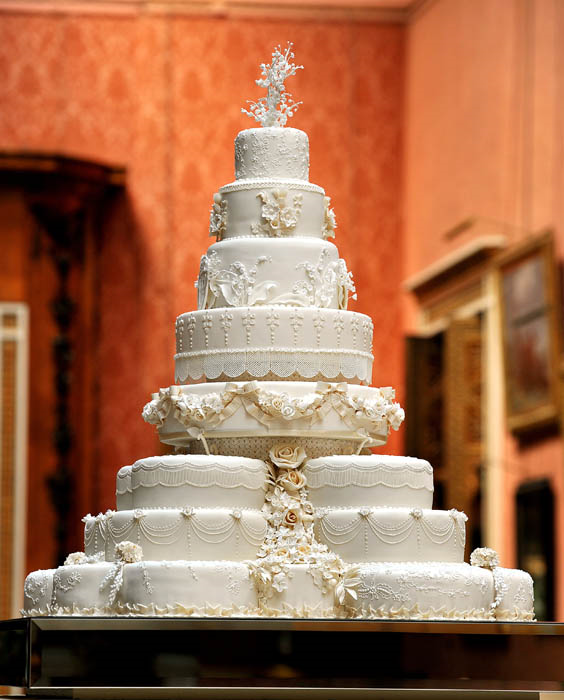 Poslední kousek svatebního dortu vévody a vévodkyně z Cambridge vydražen!