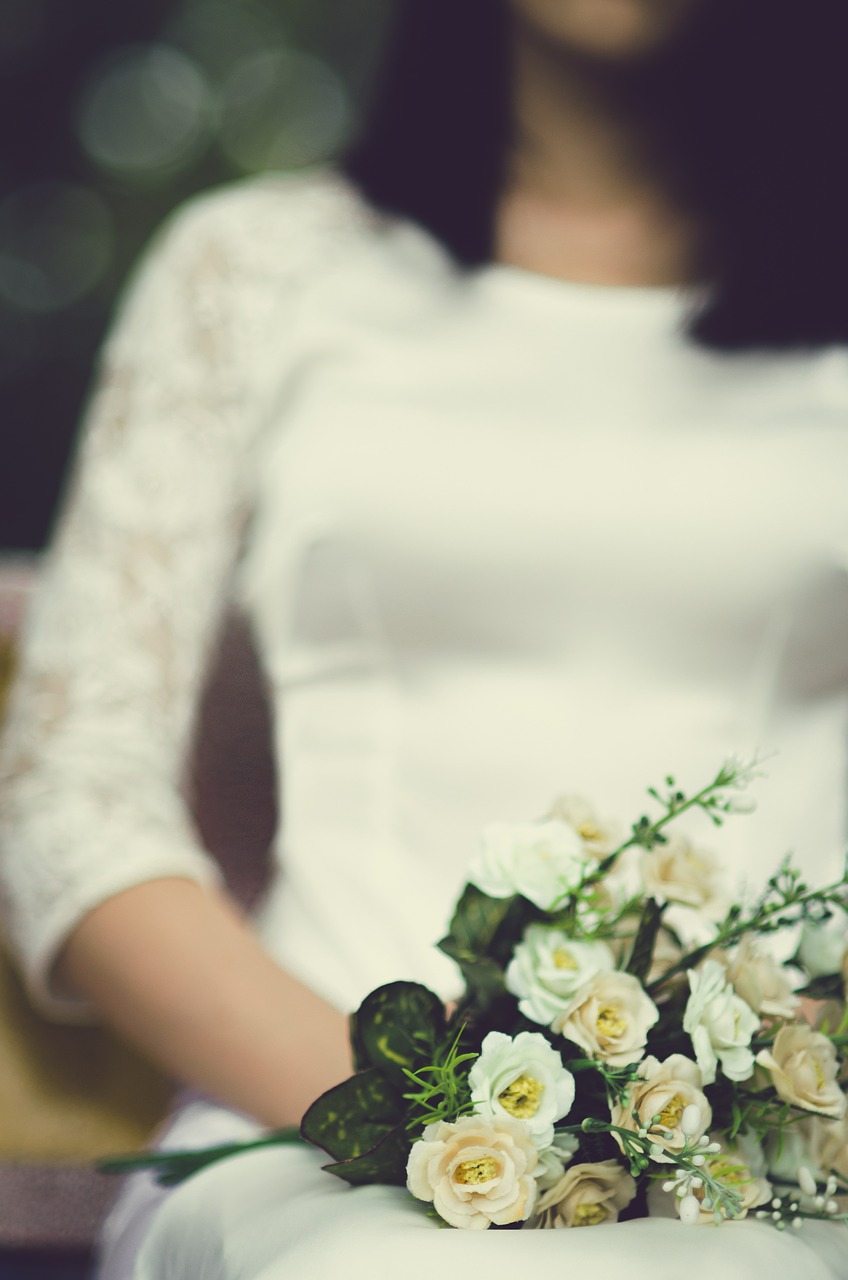 Asymetrické svatební šaty na jedno rameno
